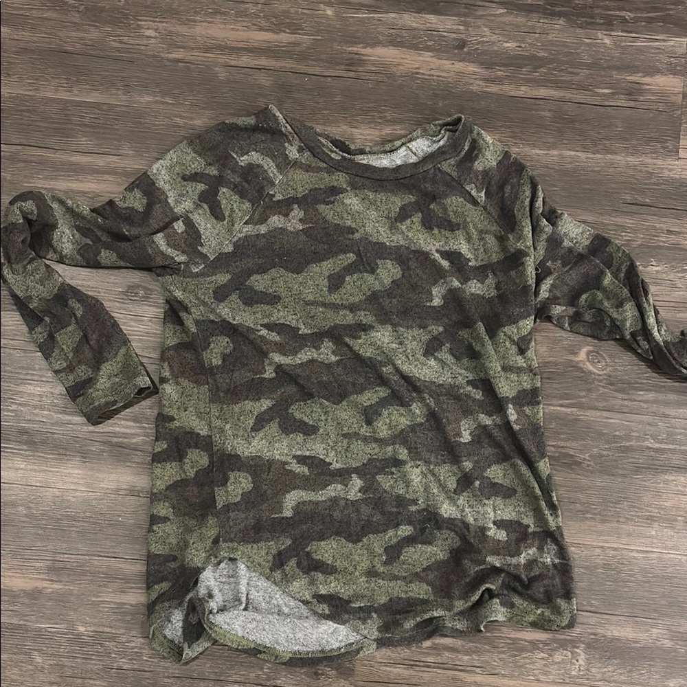 American Eagle Outfitters Green Camouflage Long Sleeve Tee